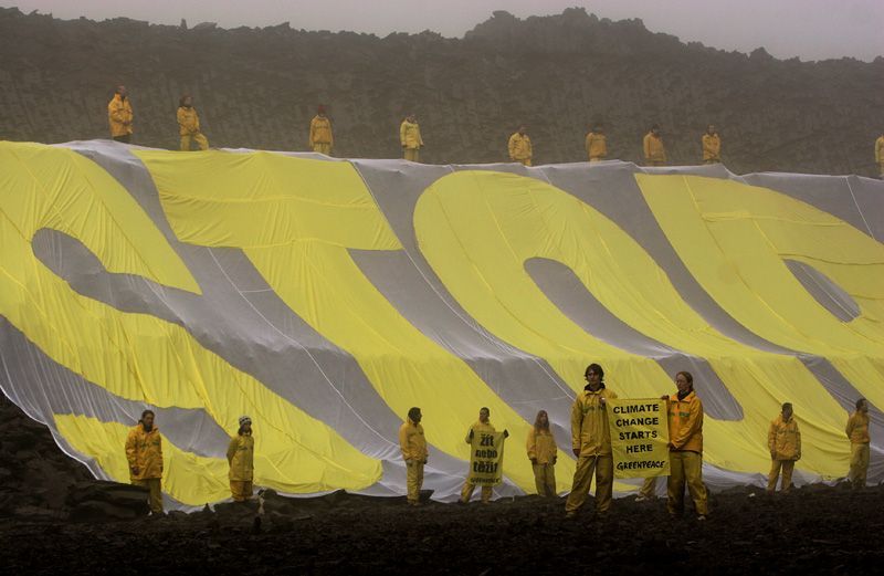 Greenpeace blokují rypadlo