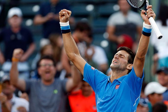 Novak Djokovič slaví vítězství nad Alexandrem Dolgopolovem na Miami Open.