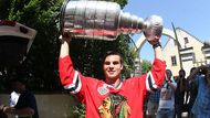 Stanley Cup (jenž letos získají hráči Chicaga, nebo Tampy) věnoval hokejistům roku 1892 kanadský guvernér Lord Stanley z Prestonu. Hokejisté dávají slovutnému poháru různá jména, mezi ta nejbizarnější patří "starý křapáč".