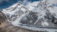 Pohled z dronu na Mount Everest, ledovec Khumbu a základní tábor v Nepálu, 30. dubna 2024.