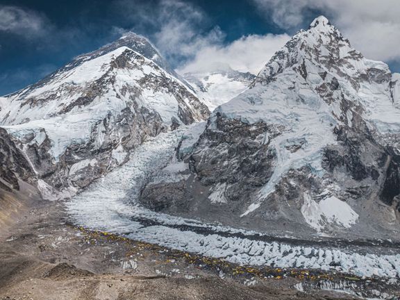 Pohled z dronu na Mount Everest, ledovec Khumbu a základní tábor v Nepálu, 30. dubna 2024.