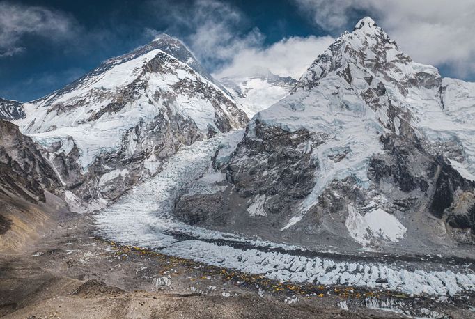 Pohled z dronu na Mount Everest, ledovec Khumbu a základní tábor v Nepálu, 30. dubna 2024.