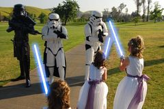 Na premiéře Star Wars se chystá svatba skalních fanoušků. Po 12 dnech v řadě na lístky si řeknou ano