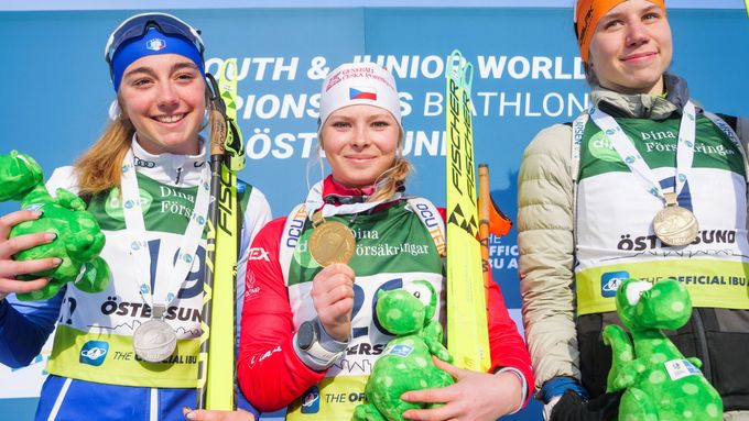 Ilona Plecháčová (uprostřed) se zlatou medailí z dorosteneckého MS