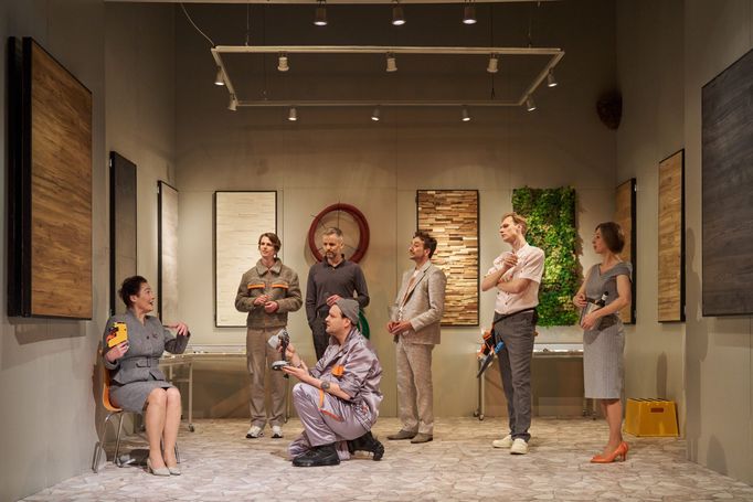 M. Sidonová, M. Bednář, V. Hrabák, M. König, J. Žáček, V. Vondráček a A. Kubátová v inscenaci Fušeři v Divadle Na zábradlí.