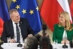 "Spolužáci" se Zelenským i osamělý Zeman na summitu. Co Čaputová odkrývá v nové knize