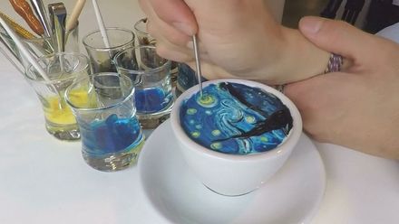 Kavárník maluje slavná umělecká díla do mléčné pěny. Šálek stojí 200 korun