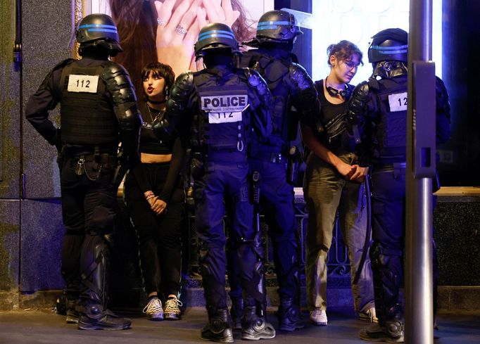 Násilné nepokoje pokračovaly už čtvrtou noc. Policie zadržela stovky lidí.