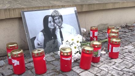 Davy lidí přišly před slovenskou ambasádu v Praze zapálit svíčku za zavražděného novináře