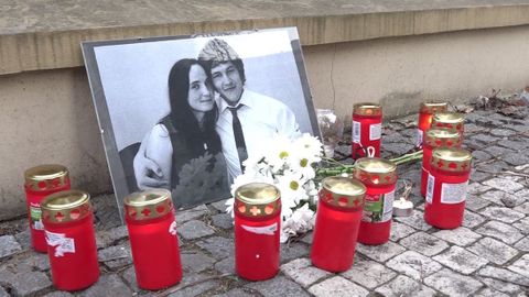 Davy lidí přišly před slovenskou ambasádu v Praze zapálit svíčku za zavražděného novináře
