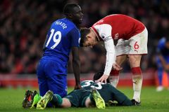 Čech se dvousté nuly zase nedočkal, při kanonádě Arsenalu proti Evertonu navíc střídal kvůli zranění