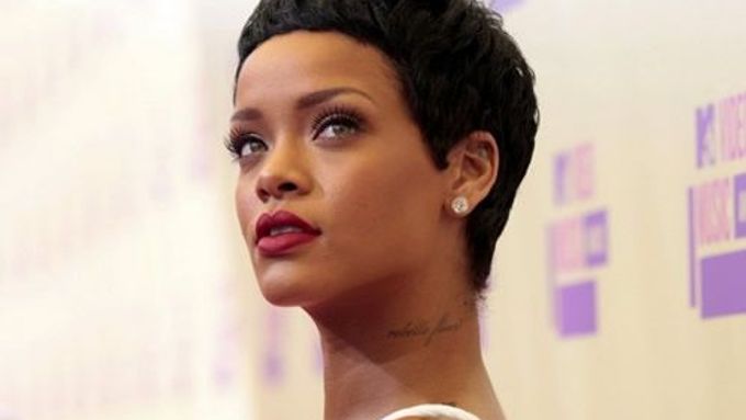 Rihanna změnila účes a vrátila se k násilníkovi.