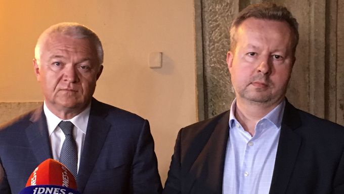 Místopředsedové ANO Jaroslav Faltýnek a Richard Brabec po jednání s ČSSD ve středu 25. dubna 2018.