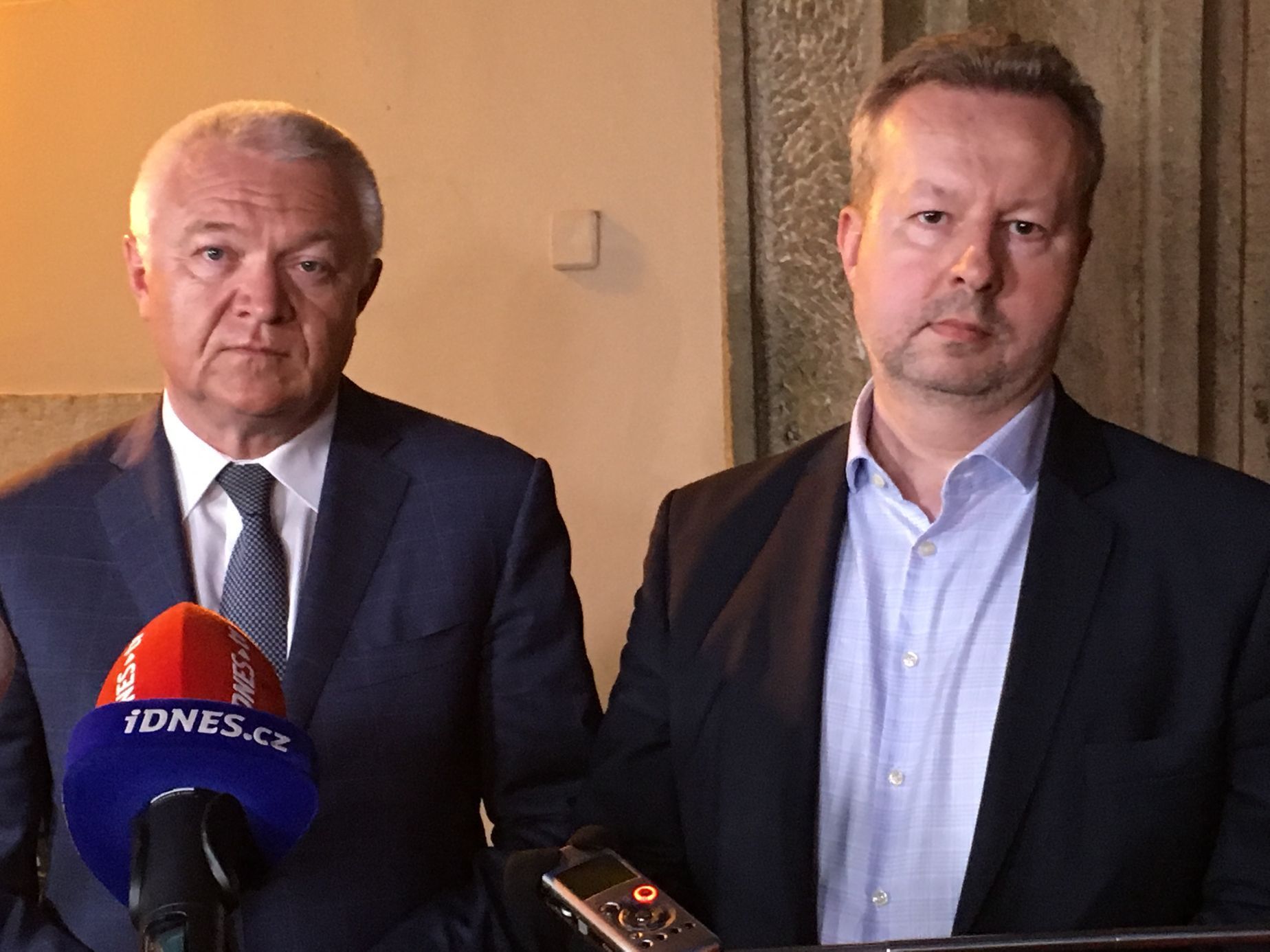 Místopředsedové ANO Jaroslav Faltýnek a Richard Brabec po jednání s ČSSD ve středu 25. dubna 2018