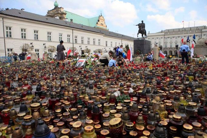 Záplavy svíček a květin před prezidentským palácem ve Varšavě.