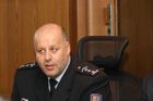 Lessy nechá znovu prověřit násilníky u brněnské policie