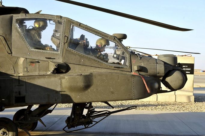 Britain's Prince Harry (R) sits in the cockpit of his Apache helicopter in Camp Bastion, southern Afghanistan in this photograph taken November 3, 2012, and released January 21, 2013. The Prince, who is serving as a pilot/gunner with 662 Squadron Army Air Corps, is on a posting to Afghanistan that runs from September 2012 to January 2013. Photograph taken November 3, 2012. Photograph pixelated at source. REUTERS/John Stillwell/Pool (AFGHANISTAN - Tags: MILITARY POLITICS SOCIETY ROYALS CONFLICT) Published: Led. 21, 2013, 7:52 odp.