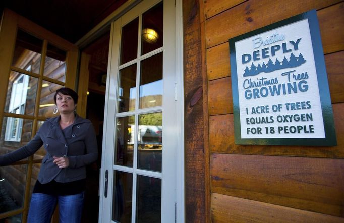 A sign displays the amount of oxygen produced by an acre of Christmas trees outside of the shop at Peak Farms in Jefferson, North Carolina, November 17, 2012. Crews at the farm will harvest nearly 65,000 Christmas trees this season. North Carolina has 1,500 Christmas tree growers with nearly 50 million Fraser Fir Christmas trees on over 35,000 acres. Picture taken November 17, 2012. REUTERS/Chris Keane (UNITED STATES - Tags: BUSINESS EMPLOYMENT ENVIRONMENT AGRICULTURE SOCIETY) Published: Lis. 19, 2012, 4:19 odp.