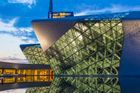 V čínském městě Kanton realizovalo koncertní stavbu studio Zahy Hadid. Jsou to dvě propojené stavby s kombinací betonové a ocelové konstrukce. Plášť je pokrytý žulovými deskami a je částečně prosklený.