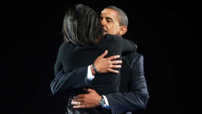 Nový prezidentský pár: Barack Obama slaví s manželkou Michelle volební vítězství
