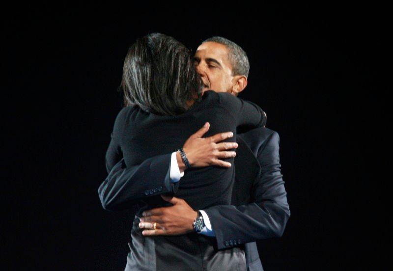 Nový prezidentský pár: Barack Obama slaví s manželkou Michelle volební vítězství