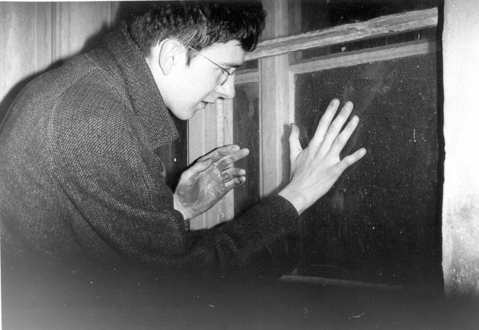 Akce Černá ruka, 1979, fotografie, papír, 26 x 18 cm (2 ks). Pozdě v noci otiskl svou ruku namočenou v černé barvě na několik oken přízemních bytů.