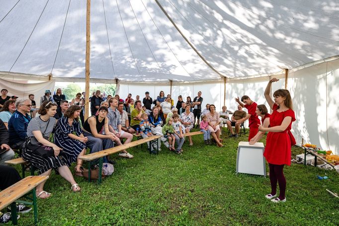 Návštěvníci festivalu Theatrum Kuks viděli inscenaci brněnského divadelního souboru Frgál na nitkách.