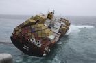 Loď uvízlá u Nového Zélandu se rozlomila na dva kusy