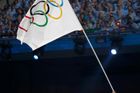 Vancouverský starosta Gregor Robertson vrátil olympijskou vlajku do rukou prezidenta MOV Rogga, který ji předal do opatrování starostovi příštího pořadatele zimních her Soči Anatolije Pachomova.