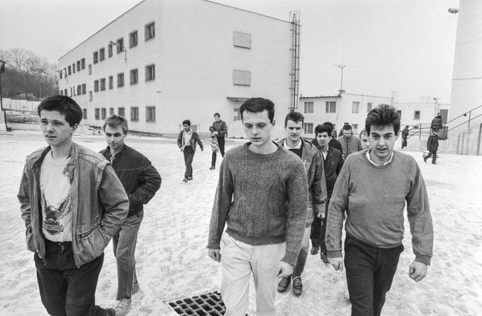 Ilustrační snímek propouštění amnestovaných vězňů z nápravně výchovného ústavu Bělušice na Mostecku, 3. ledna 1990, po Havlově amnestii.​