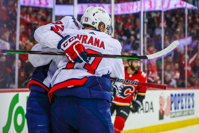 NHL 2018/19, Washington - Calgary: Domácí útočník Jakub Vrána slaví gól.