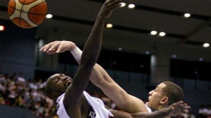 Souboj Miguela Lutondy z Angoly (vlevo) s hráčem Nového Zélandu Craigem Bradshawem.