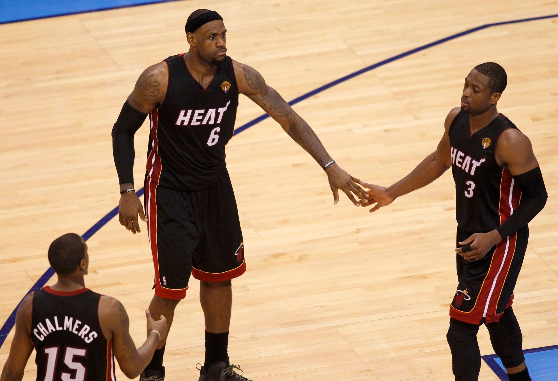 Radost hráčů Miami v druhém finále NBA proti Oklahomě