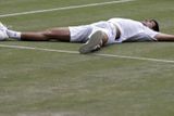 V návalu emocí se srbský tenista skácel k zemi.