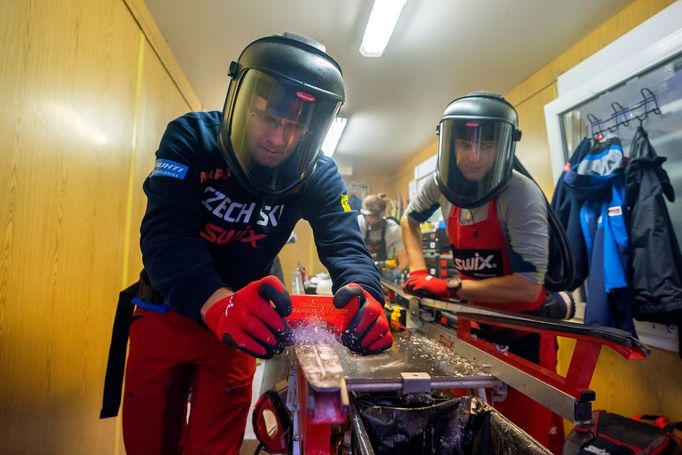 Servisní týmy se před fluorovými prášky brání celobličejovými maskami