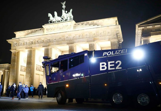 Německá policie přistavila vodní dělo před americké velvyslanectví v Berlíně, kde se konala demonstrace proti Trumpovi.