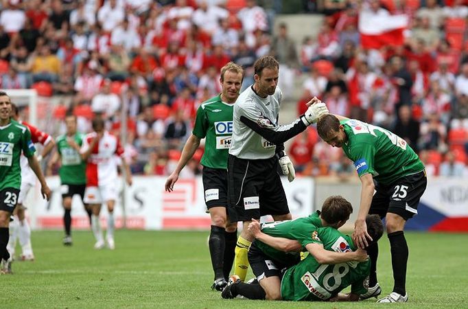 Slavia opět po vstřeleném gólu trochu ztratila koncentraci a Jiří Krejčí (FK Jablonec) tak mohl vstřelit druhou vyrovnávací branku utkání.