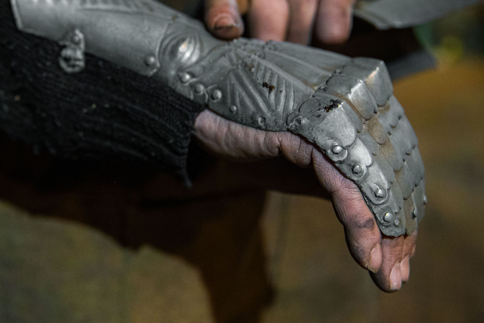 Kovář, platnéř Petr Brožek, výroba plátové zbroje a helmy