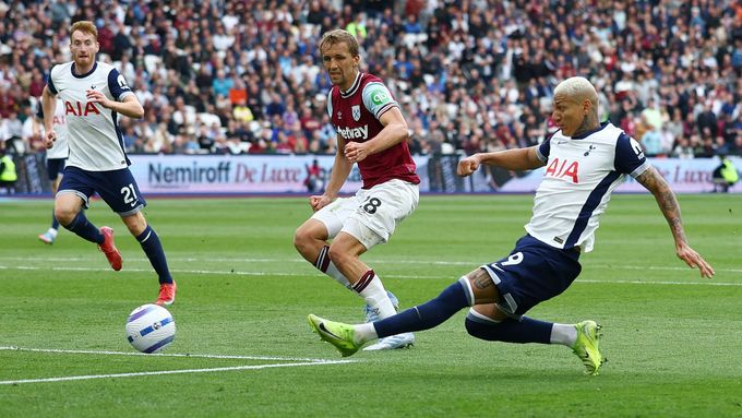 Záložník West Hamu Tomáš Souček sleduje střelu Richarlisona z Tottenhamu v utkání anglické ligy, které skončilo remízou 1:1