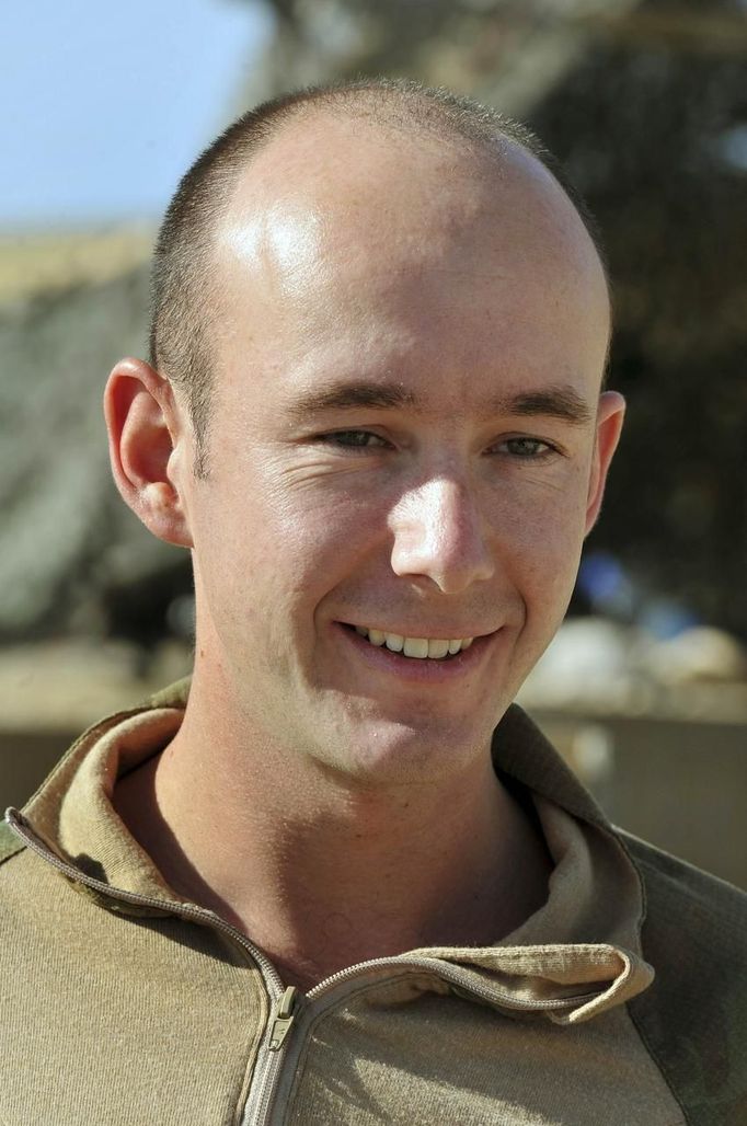 Sergeant James John, a pilot of 662 Squadron 3 regiment of the Army Air Corps, poses for a photograph in Camp Bastion, southern Afghanistan in this photograph taken November 2, 2012, and released January 21, 2013. John is a serving Apache helicopter pilot/gunner stationed with Britain's Prince Harry, who is on a posting to Afghanistan that runs from September 2012 to January 2013. Photograph taken November 2, 2012. REUTERS/John Stillwell/Pool (AFGHANISTAN - Tags: MILITARY POLITICS SOCIETY ROYALS CONFLICT) Published: Led. 21, 2013, 9:27 odp.