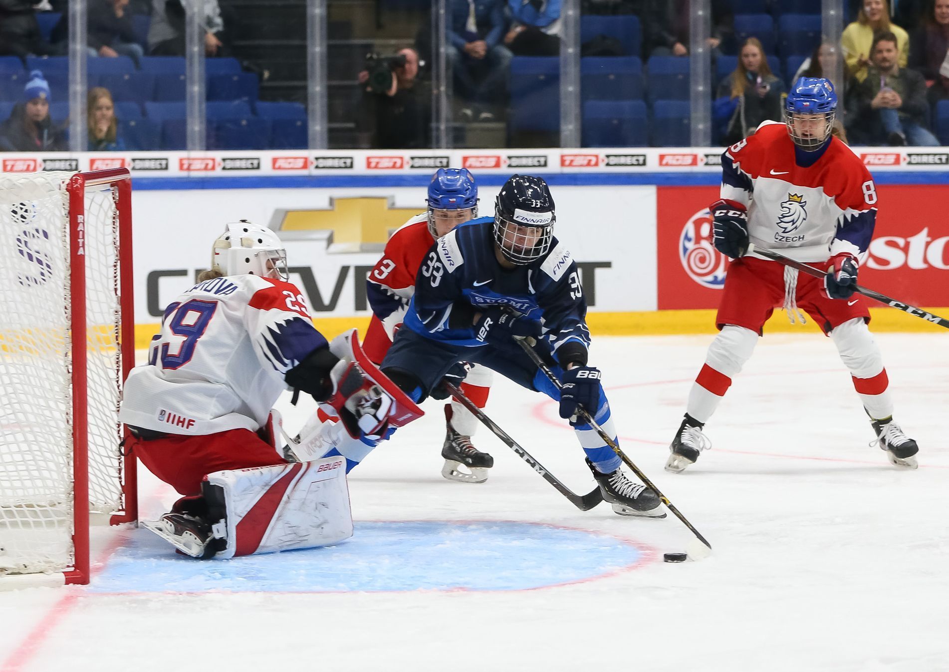 hokej, MS žen 2019, čtvrtfinále Česko - Finsko, Klára Peslarová čelí pokusu Michelle Karvinenové