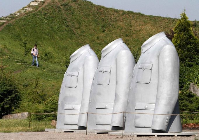 A visitor passes a scuplture entitled "Legacy Mantle" by Chinese artist Sui Jianguo in the Kiev Botanical Garden June 6, 2012. Kiev will host the first international festival of contemporary sculpture "Kiev Sculpture Project" from June 2 to July 2. REUTERS/Anatolii Stepanov (UKRAINE - Tags: SOCIETY) Published: Čer. 6, 2012, 11:58 dop.