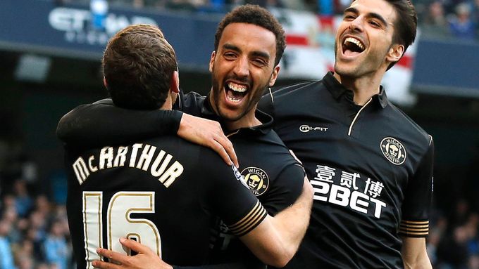Fotbalisté Wiganu slaví triumf nad Manchesterem City.