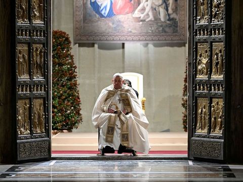 Papež ve svatopetrském chrámu zahájil katolický svatý rok, věnoval ho tématu naděje