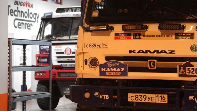 Mezi soupeři v Rallye Dakar stále panují přátelské vztahy. Rusové z Kamazu v noci na dnešek přenocovali u Buggyry v Roudnici nad Labem.