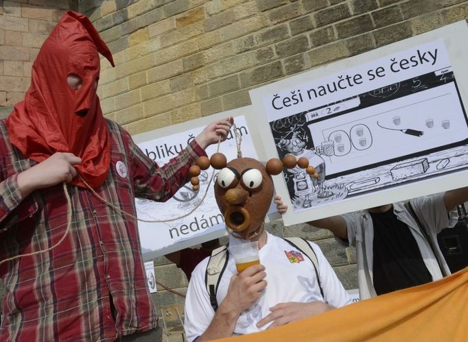 Čechy v ČR nechceme! V Praze se uskutečnil happening proti protiromským demonstracím a průvodům.