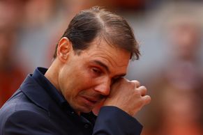 Nadal neudržel slzy, dorazil i Federer. Paříž viděla velkolepou rozlučku šampiona