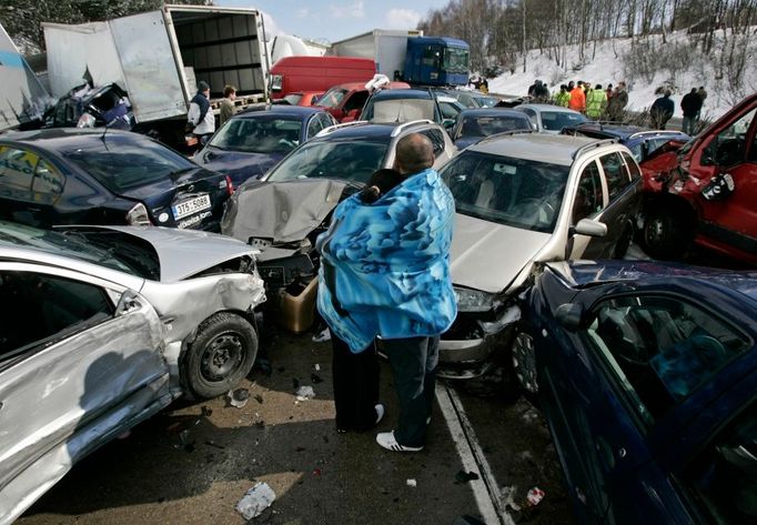 Fotografie roku 2008. Hromadná havárie na dálnici D1, 20. 3. 2008. Na 100.5 km ve směru na Prahu došlo kolem 10.hodiny dopoledne ve sněhové bouři k několika hromadným haváriím více než 180 vozidel s celkovou škodou přes 18 miliónu korun. Nehoda si vyžádala na tři desítky zraněných.