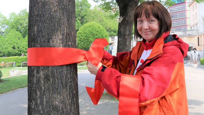 Koordinátorka zdravotních aktivit Charity Ludmila Kučerová byla mezi těmi, kteří blízko ministerstva zdravotnictví vázali červené mašle na stromy