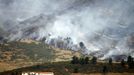 Smoke and flames encroach upon a home on the eastern front of the High Park fire near Laporte, Colorado June 10, 2012. A wind-driven wildfire burning in a rugged Colorado canyon spread out of control, forcing hundreds of people to evacuate and one person in the fire zone was reported missing, officials said on Sunday. REUTERS/Marc Piscotty (UNITED STATES - Tags: DISASTER ENVIRONMENT) Published: Čer. 10, 2012, 9:35 odp.